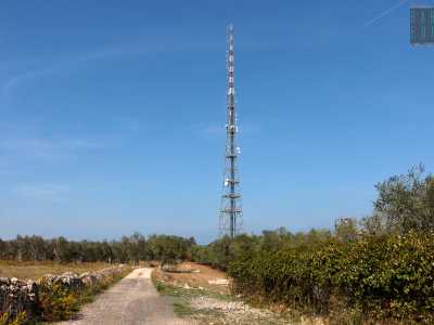 Si tratta del traliccio di trasmissione delle radio Fm private, che con i suoi 106 metri di altezza risulta essere la pi� alta costruzione del capoluogo pugliese